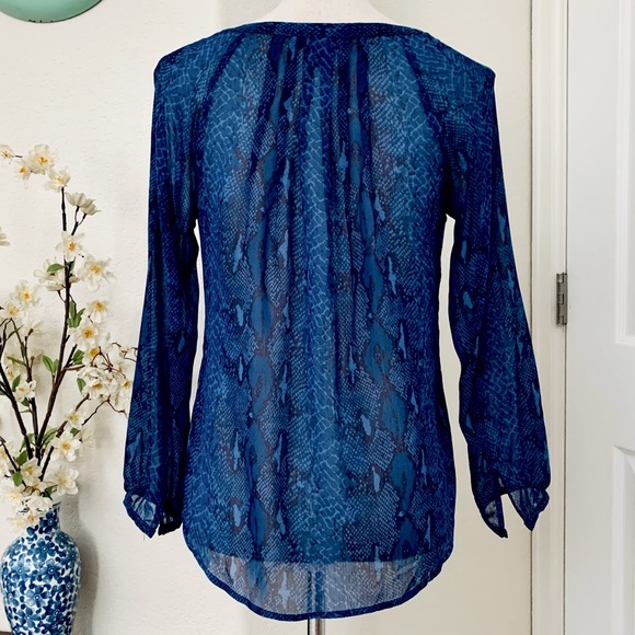 HP 🎉 BANANA REPUBLIC Python Print Blouse - Picture 5 of 12